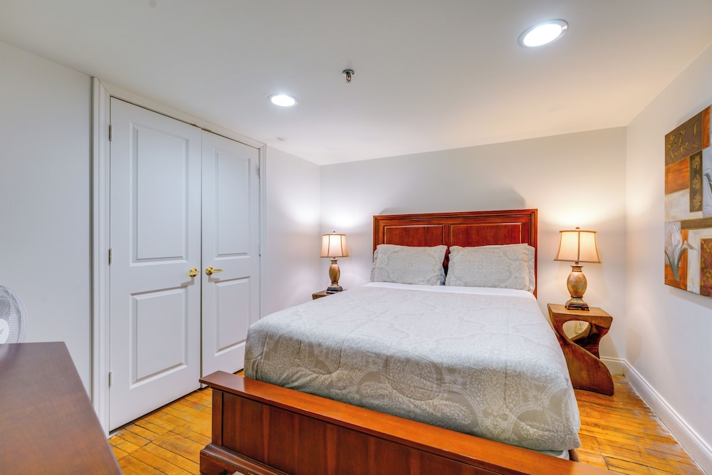 Explore Corktown: Updated Loft Next to Riverwalk!