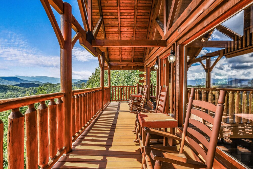 Extravagant View 3 Bedrooms 3 Bathrooms Cabin