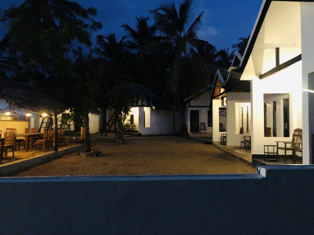 Sam's Hut Arugambay