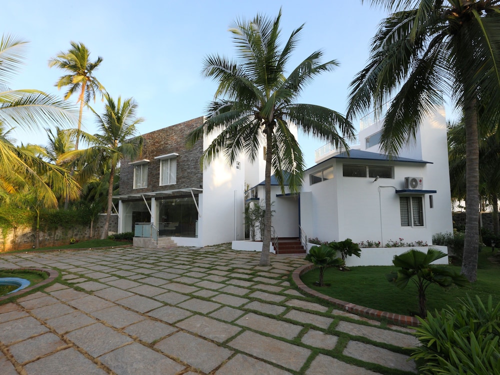 OYO 13820 Coco Retreat Farm