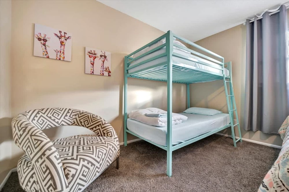 Heated Pool 3b 2b Home 10 Mins to Beach
