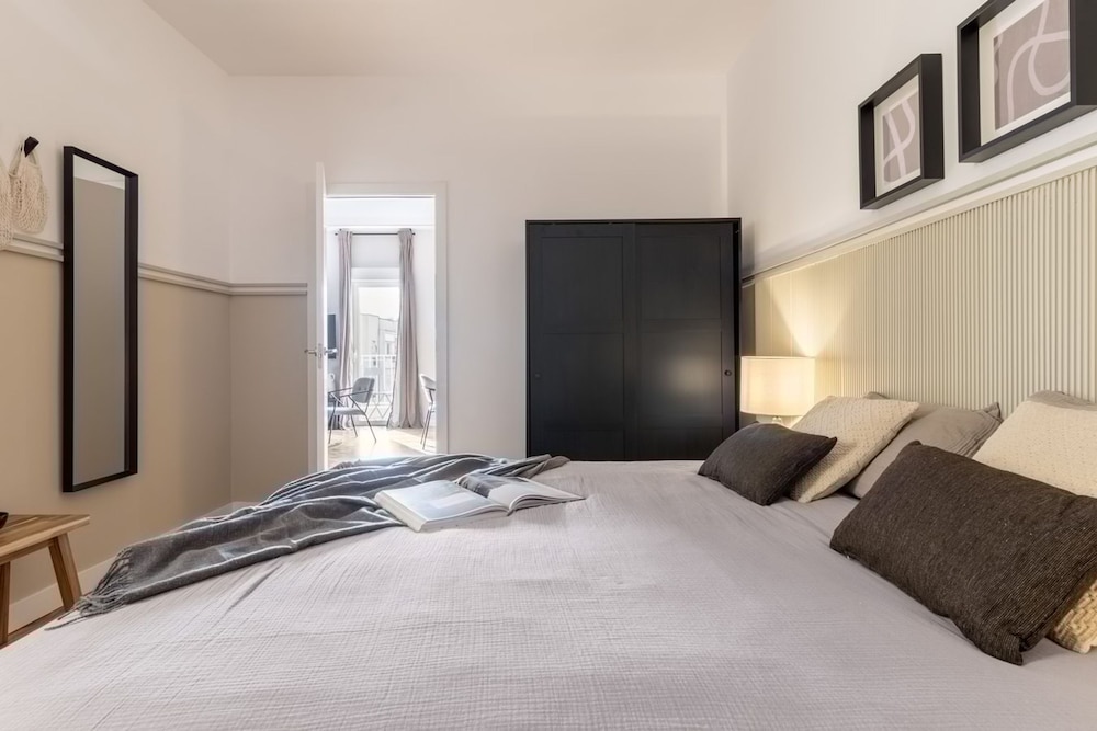 Sofia - 4 Bedrooms and Balcony in O Donell