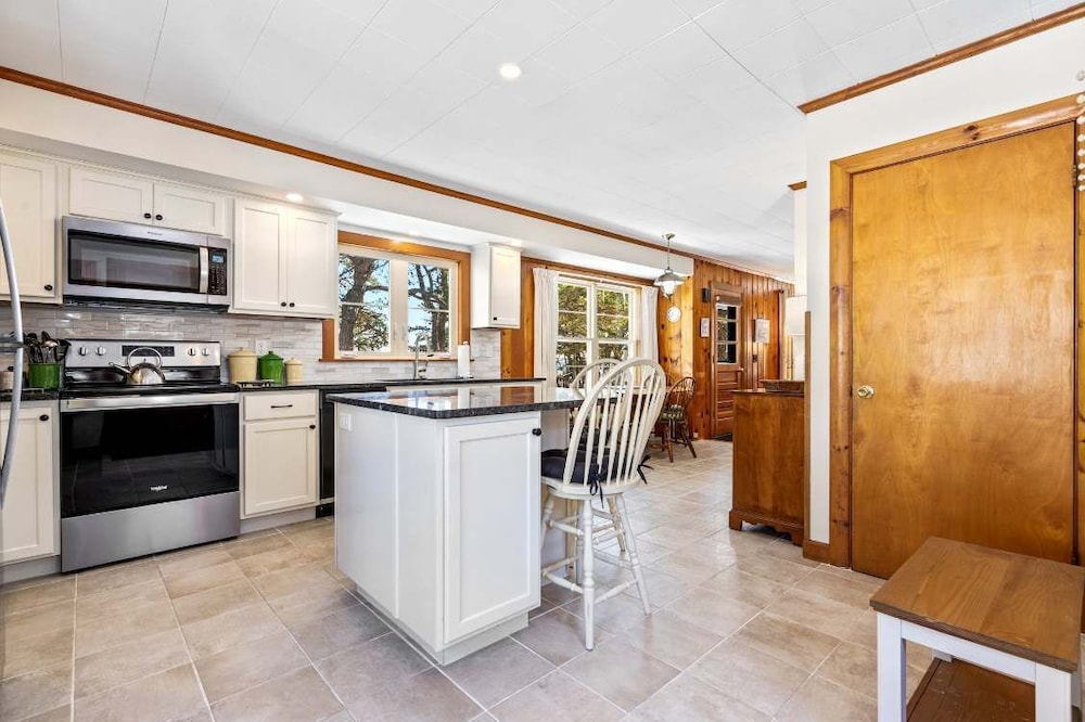 Bayview Beach Cottage For 4!