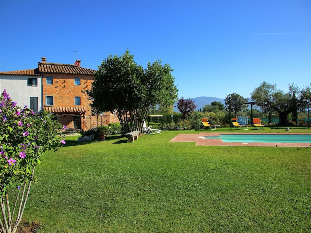 Villa in Cortona With Pool & Garden view 3