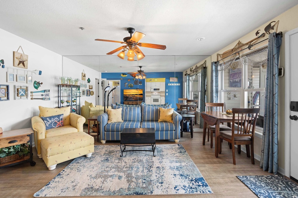 Latibe Retreat Lakefront Condo for 4 w/ Balcony & Pool Access