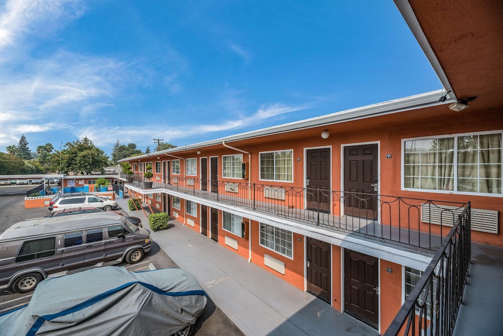 Modesto Vacations - Rodeway Inn - Property Image 3