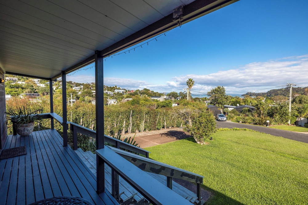 Matai Cottage in Oneroa with Sea Views