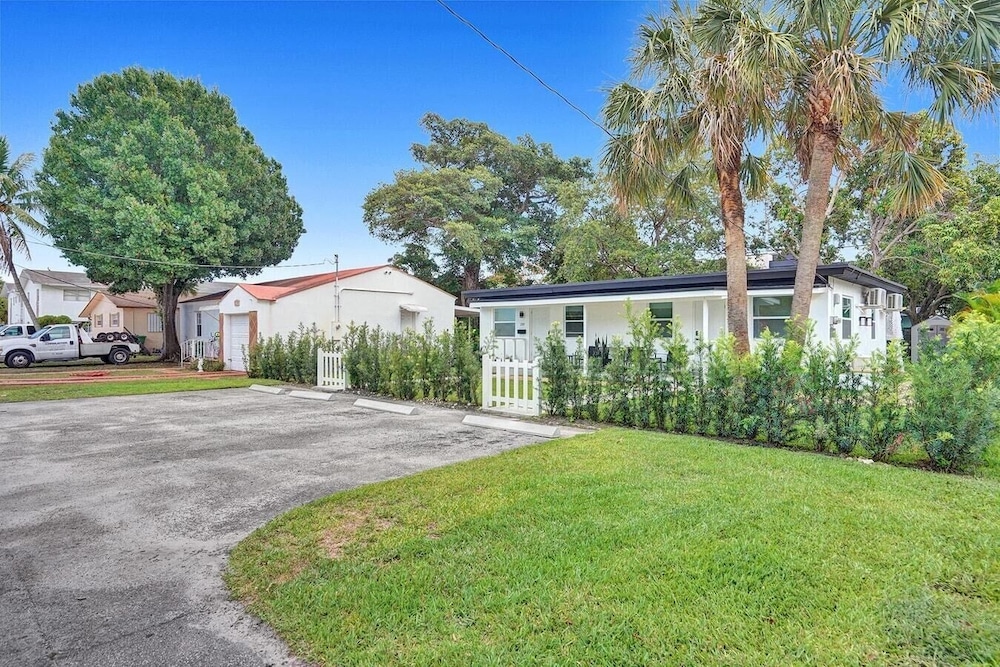 Modern Hallandale Apt w/ Backyard Near Beach