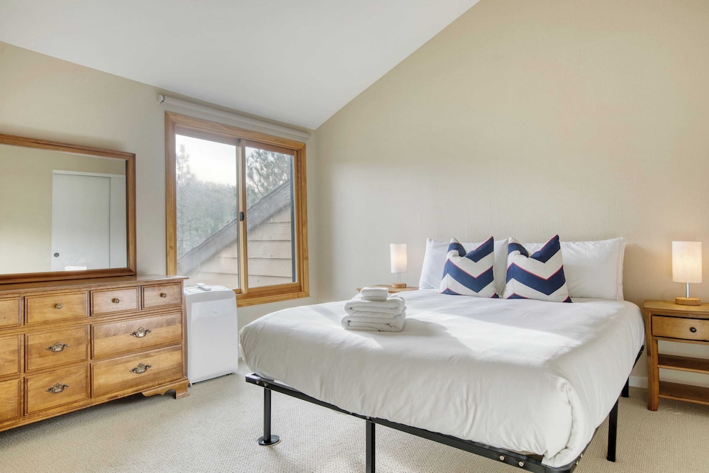 Arrowhead Lakeside Escape by Avantstay 3min Walk to Lake, Private Beach Access