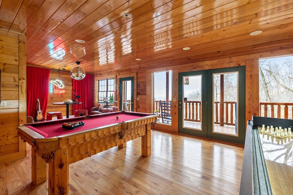 Bears Den Way Resort Cabin w Games Hot Tub View Mins From Dollywood