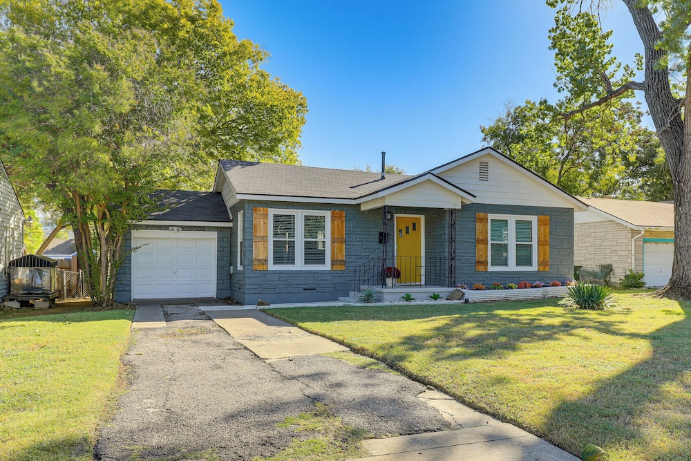 Walk to Cowboys Stadium! Arlington Home w/ Yard