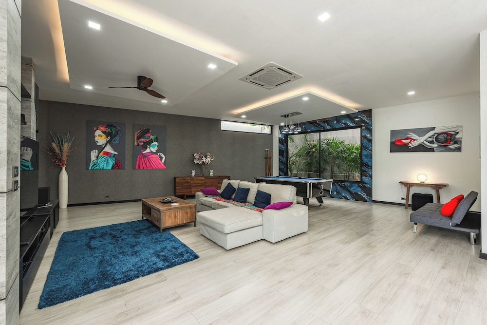 3BR Near Beach Tub & Pool Table V204