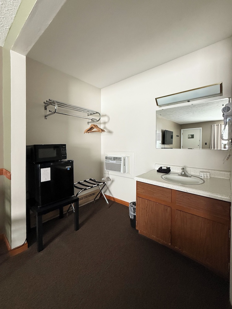 The Trail Inn - Newberry, MI - 13467 M-28