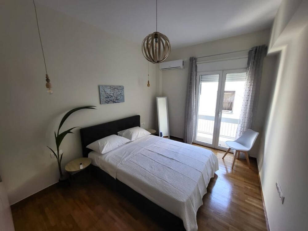 2 bd Renovated Flat at Acropolis