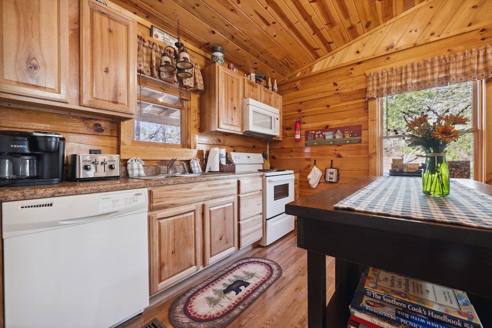 Wildberry Retreat 1 Bedroom Cabin by RedAwning view 5