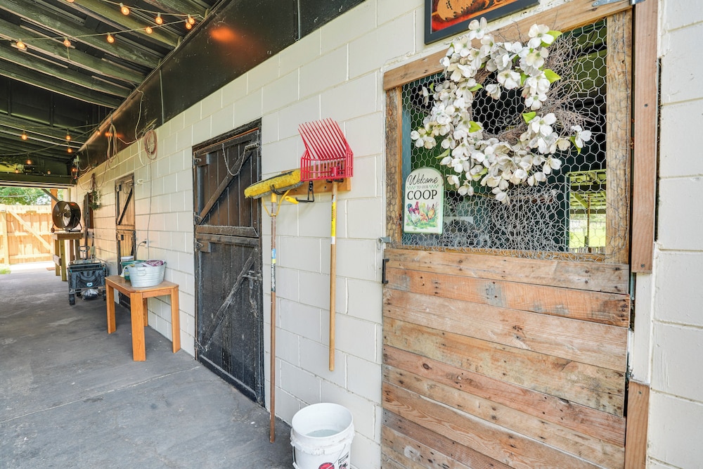 Cozy Altoona Studio w/ Fire Pit: Farm On-site!