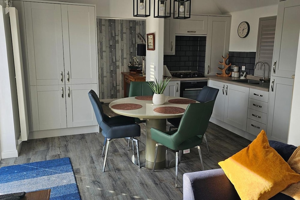 2 Bed Cottage-sleeps 4-harbour & Sea View