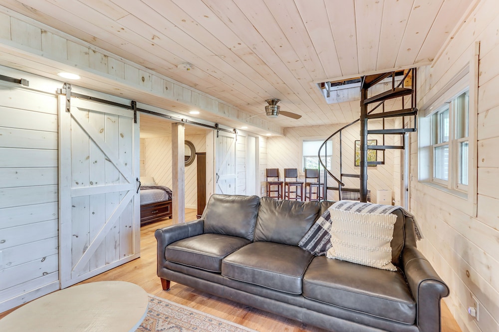 3 Mi to Dtwn: Blue Ridge Cabin w/ Hot Tub & Views