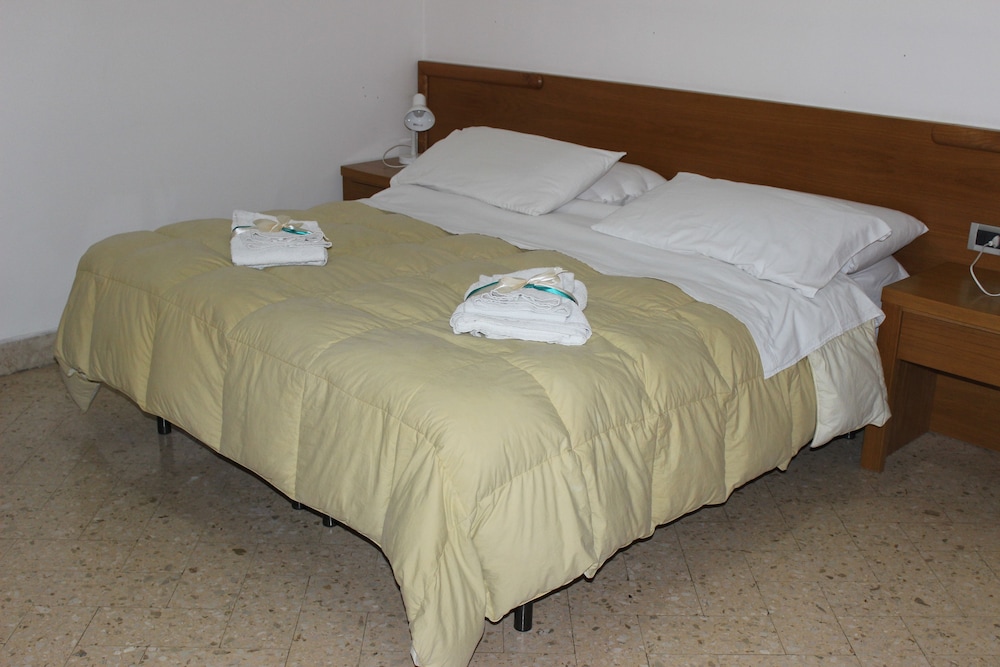 Double H Ungheria en Palermo — bedroom
