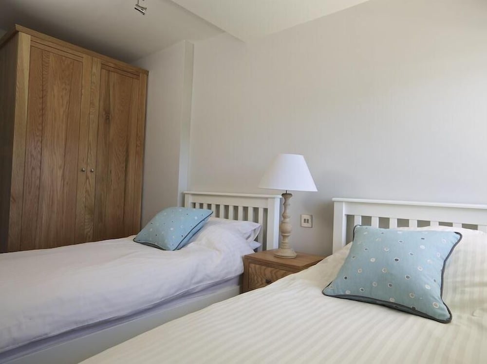 2 Hamstone Court view 5