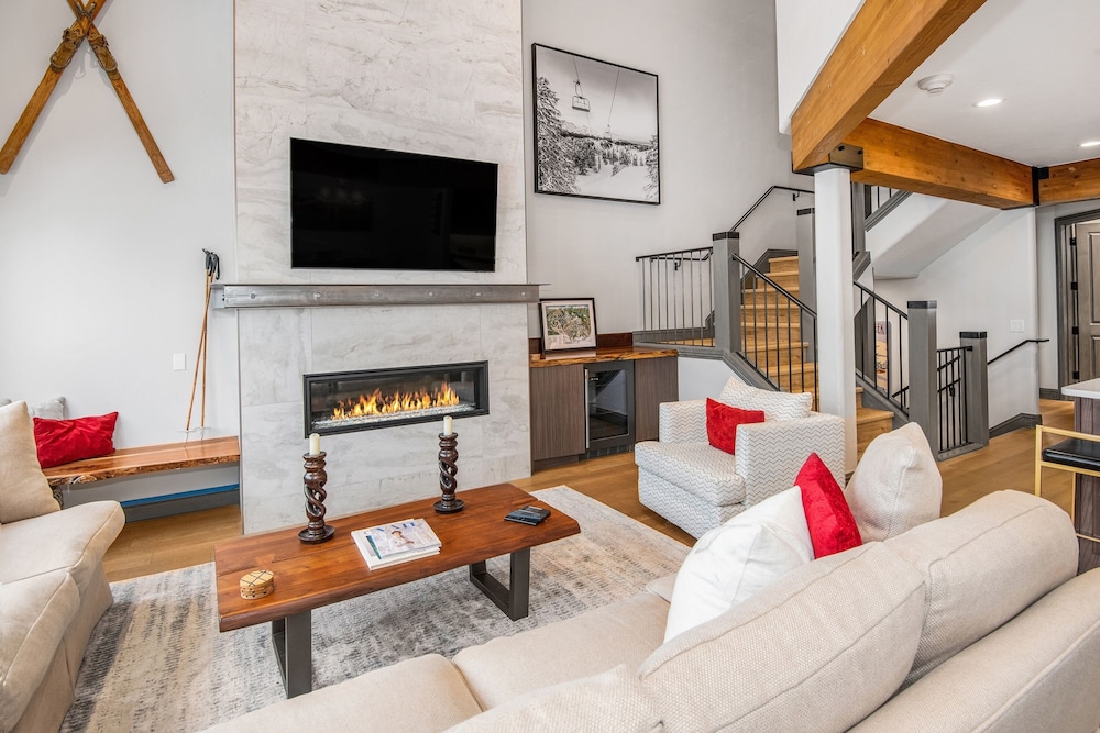 Ski In Ski Out Townhome in Rocky Mountain Access to Elkhorn Chairlift by RedAwning