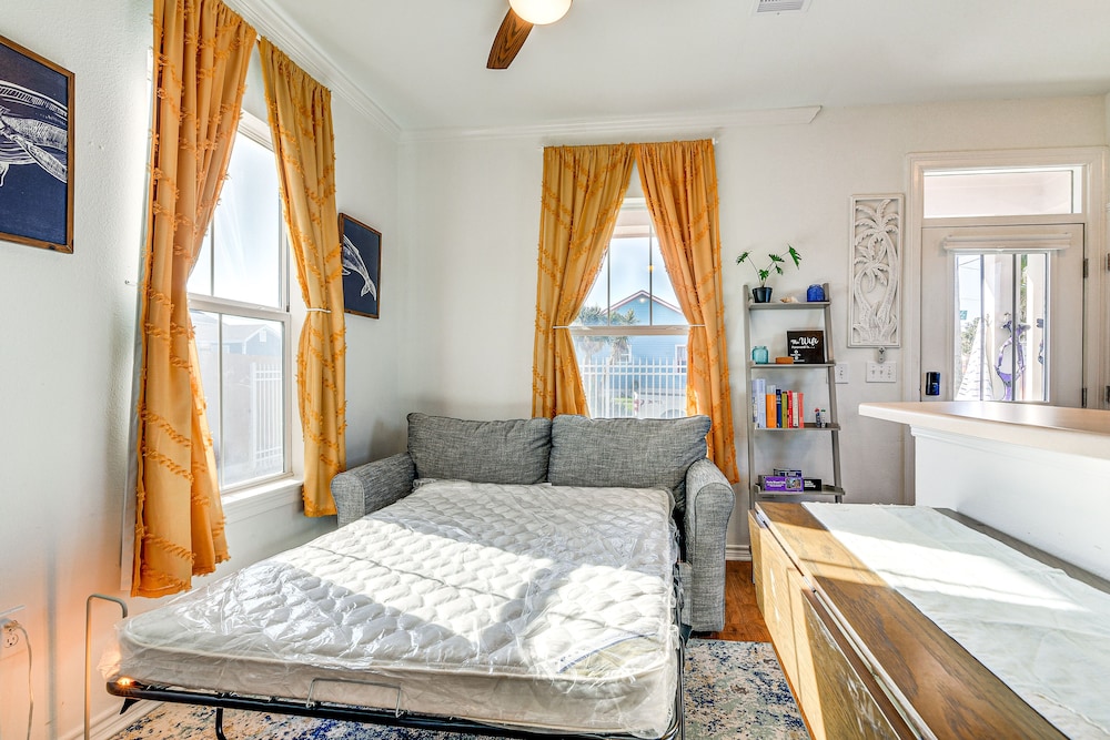 Walk to Beach: Colorful Home w/ Patio in Galveston view 5