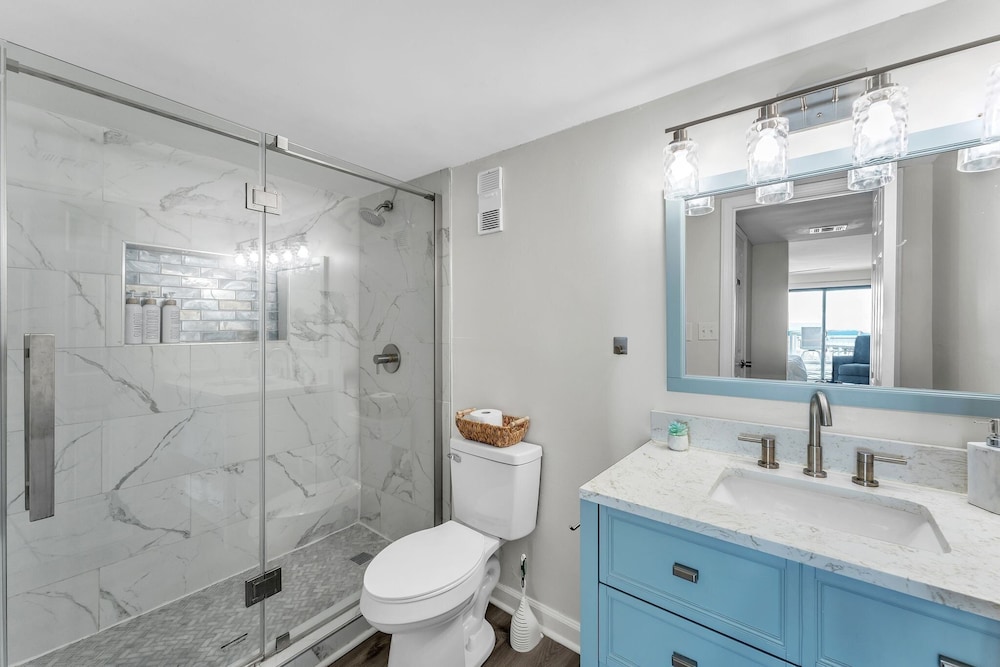 Oceanfront Gem Pool, Balcony, Modern Touch 3 Bedroom Condo