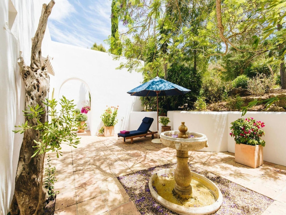 Country-view Villa With Pool
