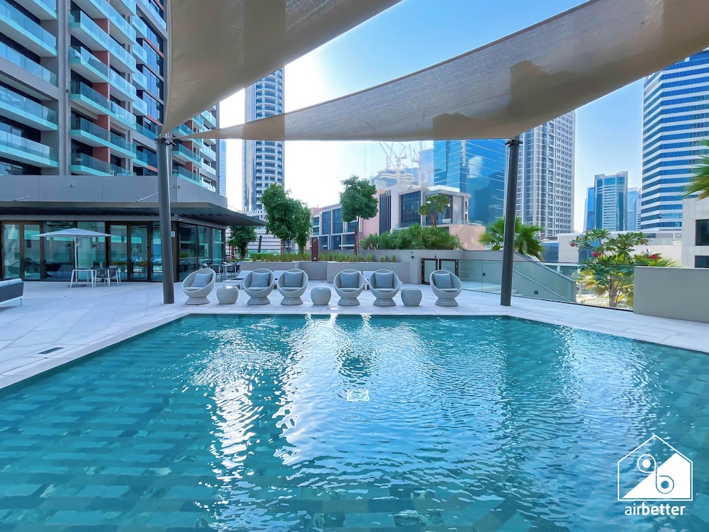 Luxurious 3BR Canal View Apartment Pool + Gym