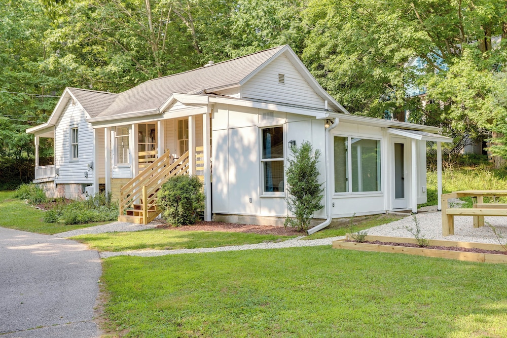 1/2 Mi to Dtwn Frankfort: 'fernhaven' Home w/ Yard