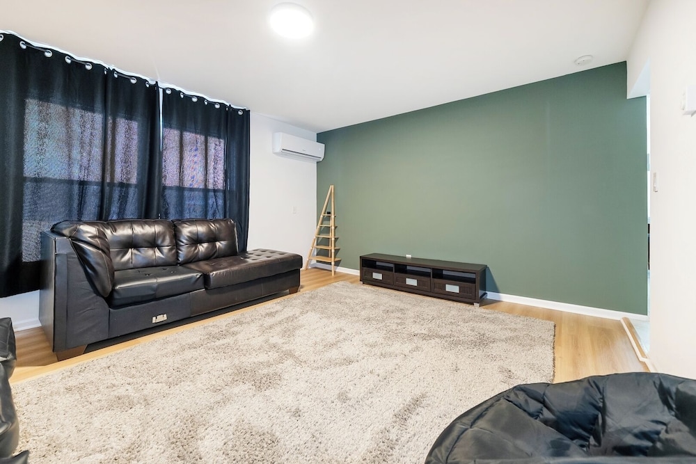 Modern 1BR Apt Near Lake & Downtown