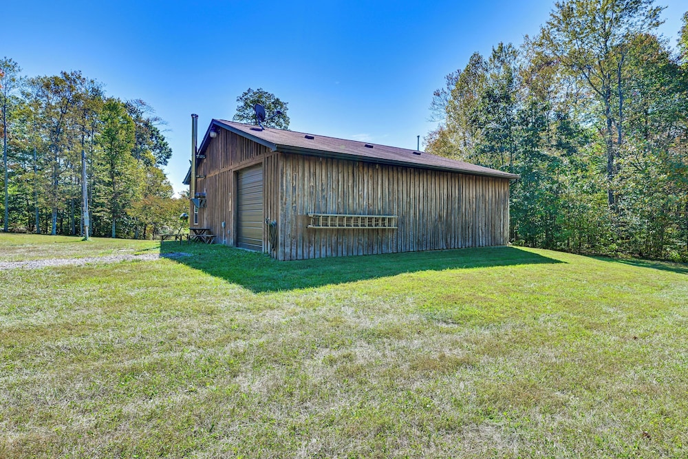 Ohio Hunters Cabin w/ Pond Access: Pets Welcome!