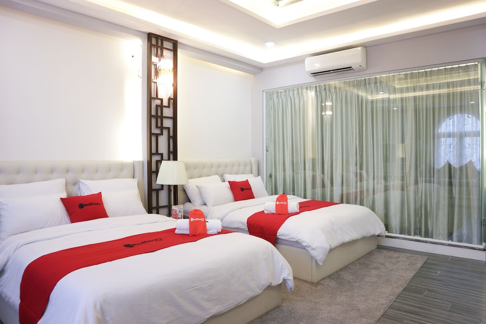 RedDoorz Premium @ Nguyen Oanh Street