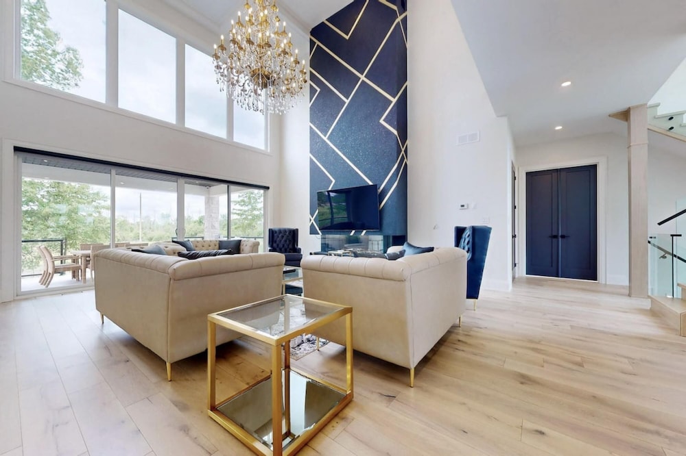 Lucky Mansion Luxury Villa in Fort Erie