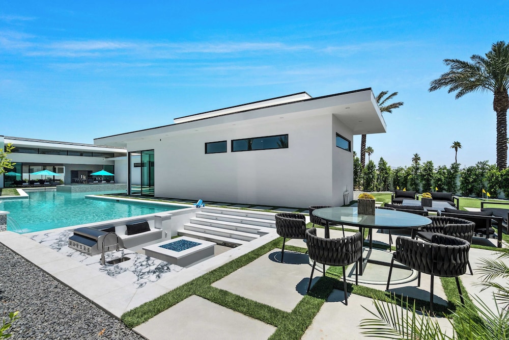 Sleeps 23 Pool, Hot Tub & Putting Green Minutes to Golf & Dining Bravo Villa #7 by Avantstay