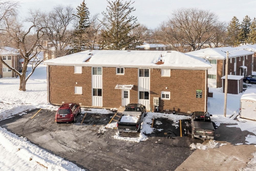 Renovated Apt w/ A/c, Wifi & Free Parking