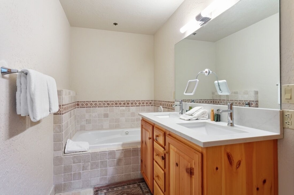 301 - Three Bedroom with Spa Bristlecone 3 Condo