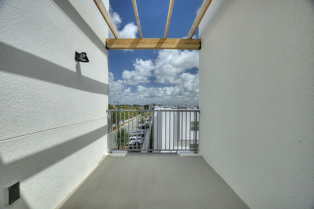 Harmony Haven Boutique Townhome At Azzure Resort Near Disney By Shine Villas 6 Bedroom Townhouse
