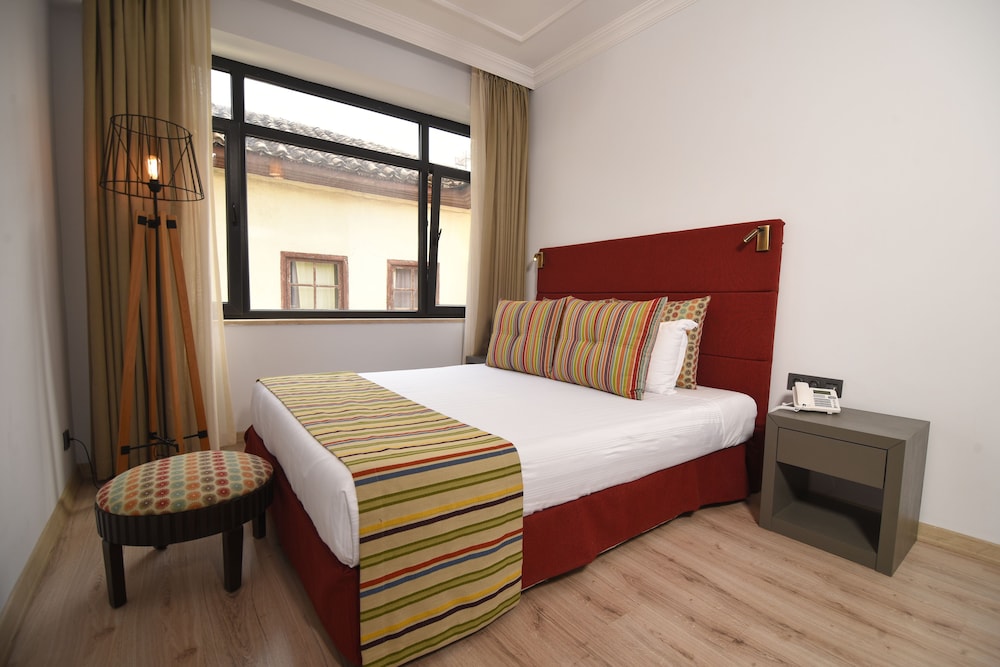 Bright Flat with Cute Balcony- PETUNYA