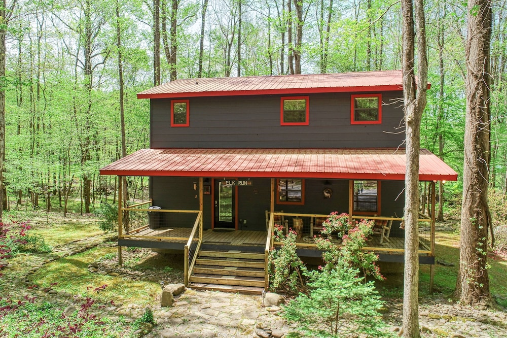 Elk Run On Cosby Creek - 2 Bedrooms, 2 Baths, Sleeps 7 Cabin by RedAwning