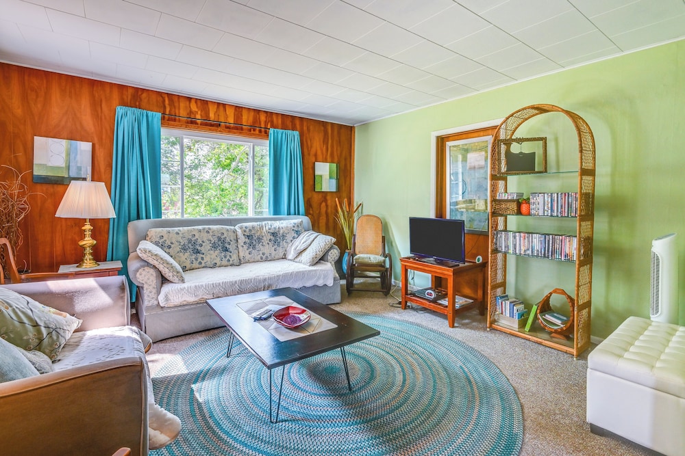 Boat & Unwind! Charming Atwood Lake Farmhouse