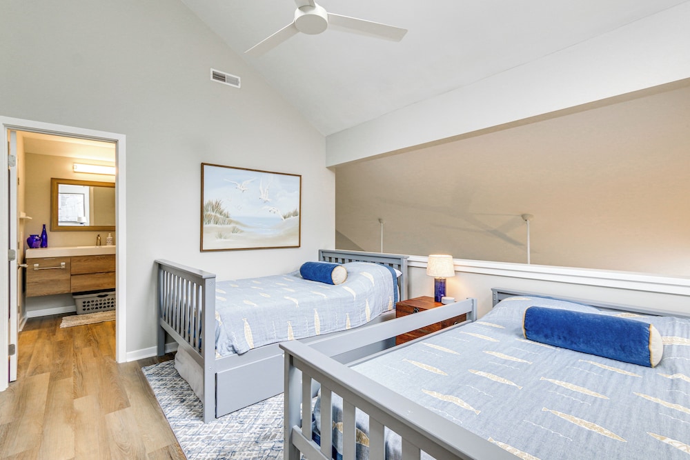 Walk to Community Beach: Coastal Carolina Condo