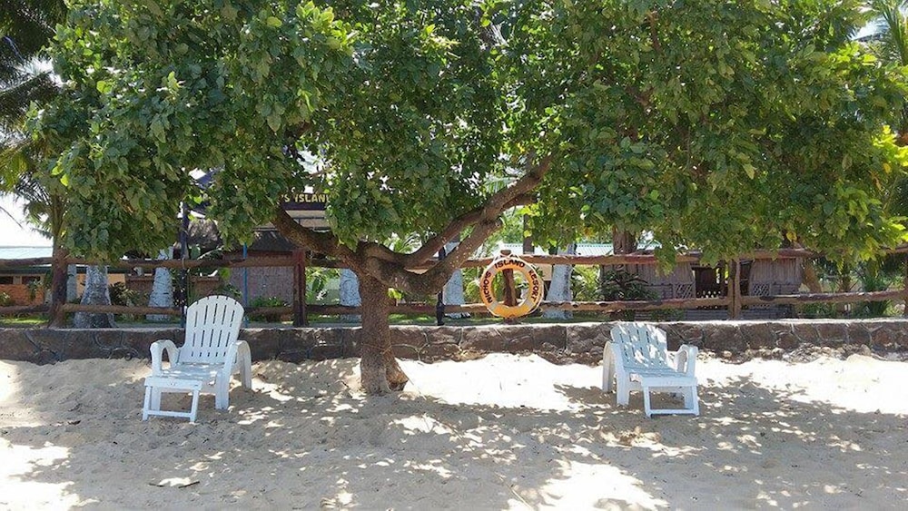 Nichos Island Resort