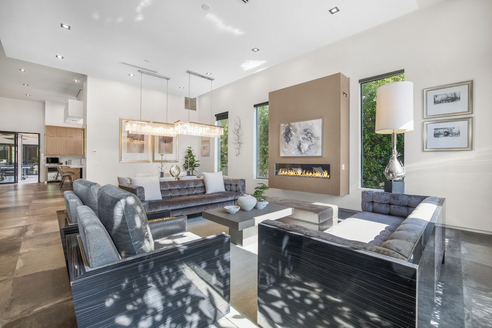 Louise Modern - Luxury Smart Estate in Encino w/ Pool, Gym & Spa