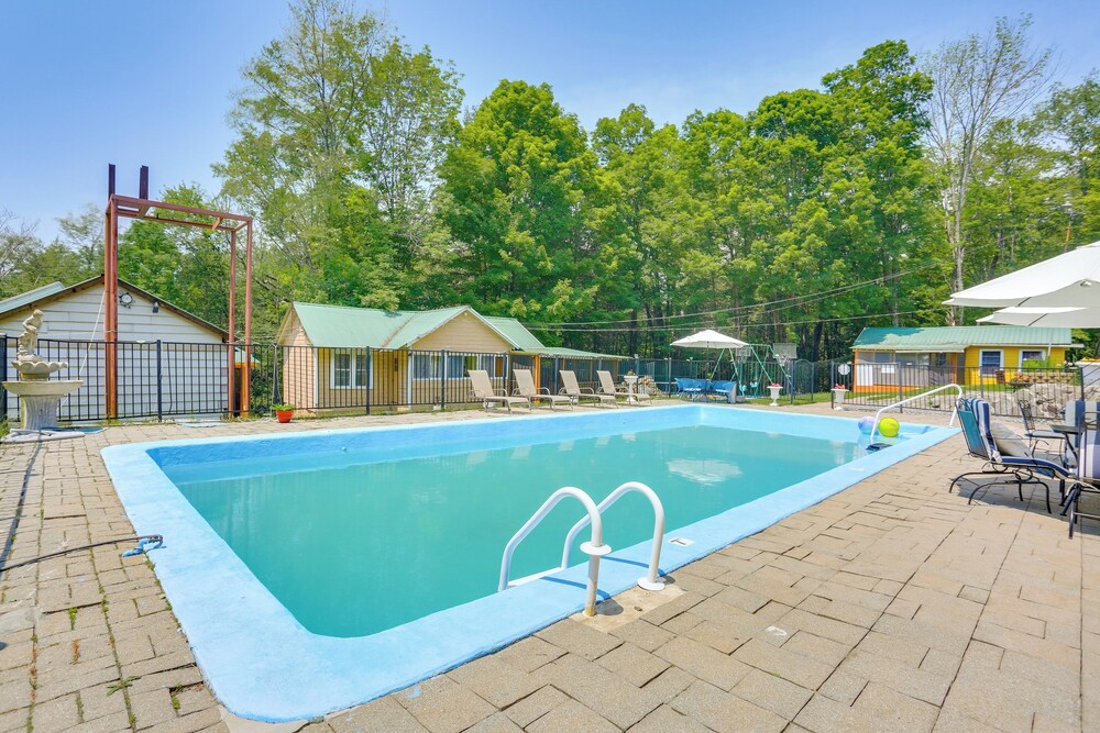 6 Mi to Bethel Woods: Cabin w/ Pool Access