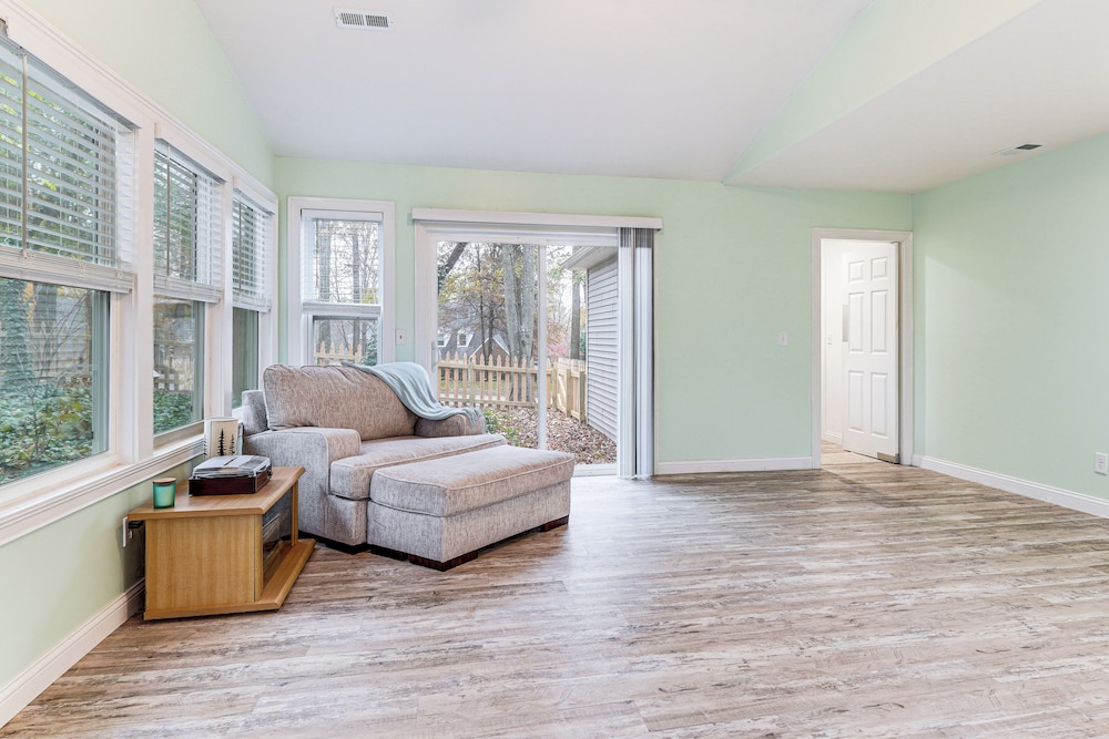 1 Mi to Dtwn Newburgh: Quiet Home w/ Yard!