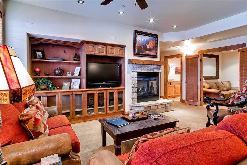 5112 Emerald Lodge, Trappeur's Crossing Apartment 2