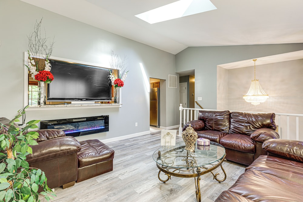 Walk to Beach: Elegant Escape in Lusby!