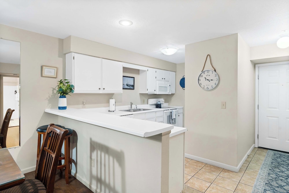 Ron's Retreat Stay for 6 With Resort Amenities