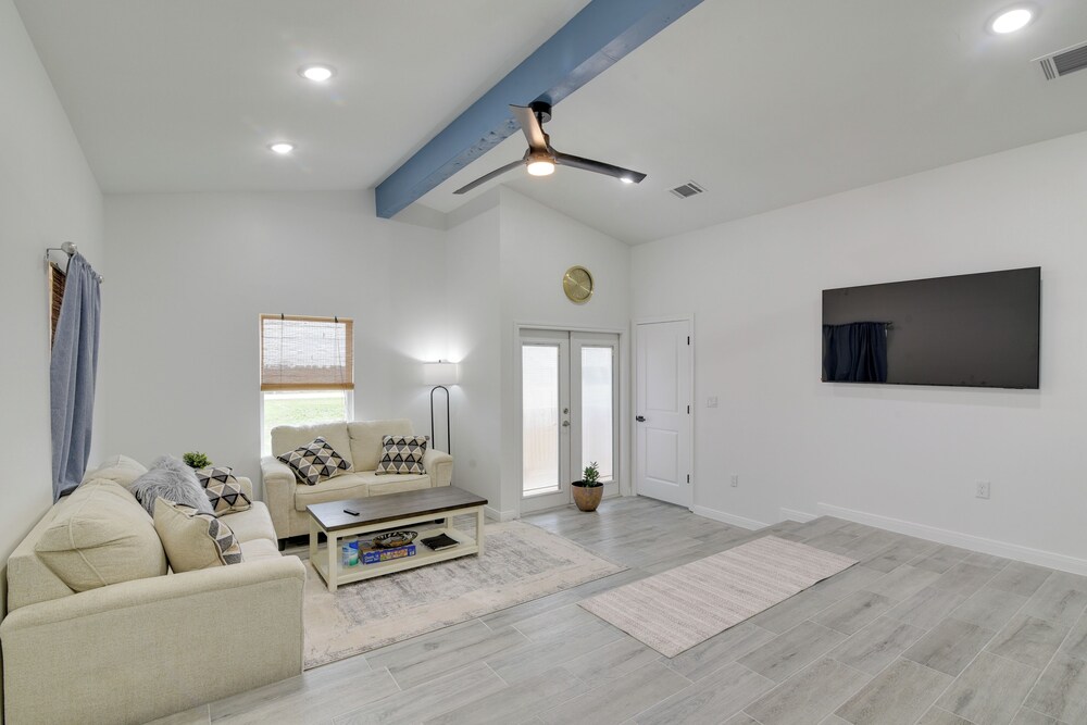 3 Mi to Bolivar Beach: Quiet Condo w/ Balcony